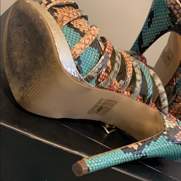 Bebe snake skinned multi colored high heels - Picture 5 of 5